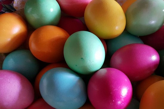 AUGEN AUF BEIM EIERKAUF: Noch besser ist es natürlich, die Eier selbst zu färben - zum Beispiel mit Naturfarben.